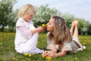 kozzi-24978519-girl_with_mother_in_the_park-300